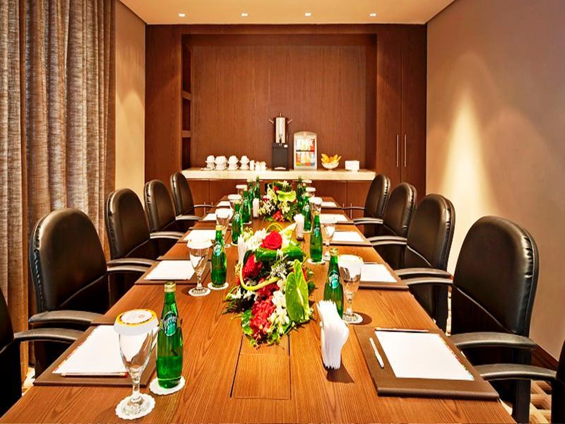 होटल Oaks Liwa Executive